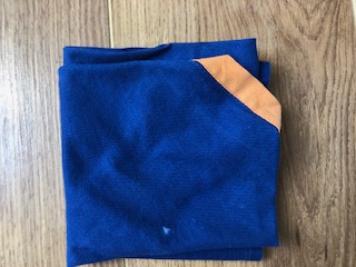 Bleu à liseret orange