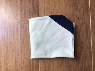 Jaune pâle à liseret bleu marine