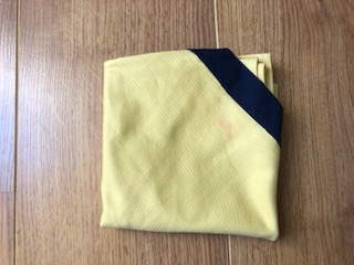 Jaune à liseret bleu marine